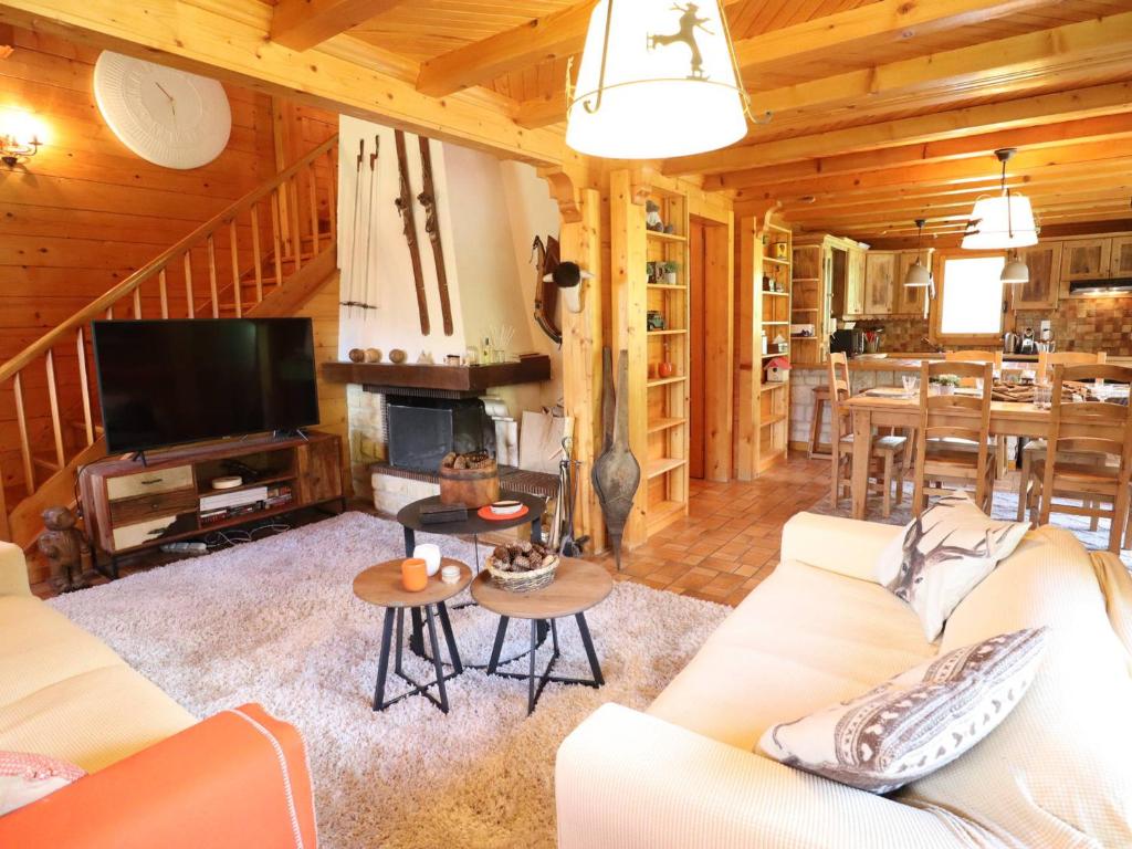 un salon avec un canapé et une télévision dans l'établissement Les Gets - Chalet chaleureux pour 8 personnes - FR-1-623-314, aux Gets