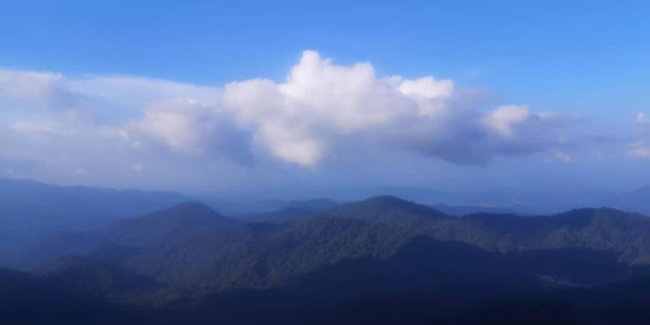 雲頂高原的住宿－5-6 PAX Family Room Skyview Golden Hills, Genting Highlands，天空中云层的山脉景色