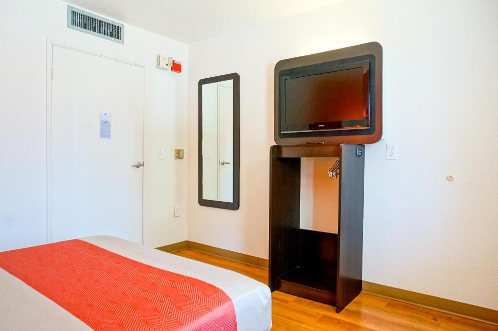 Motel 6-Carlsbad, CA Beachにあるベッド