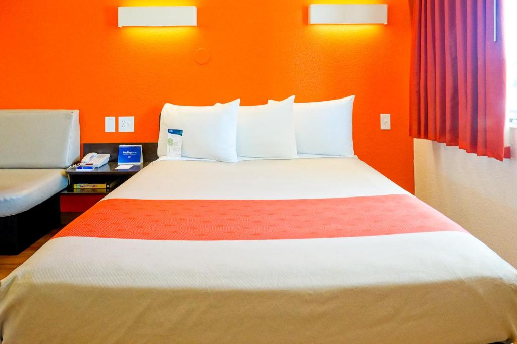 Motel 6-Carlsbad, CA Beachにあるベッド