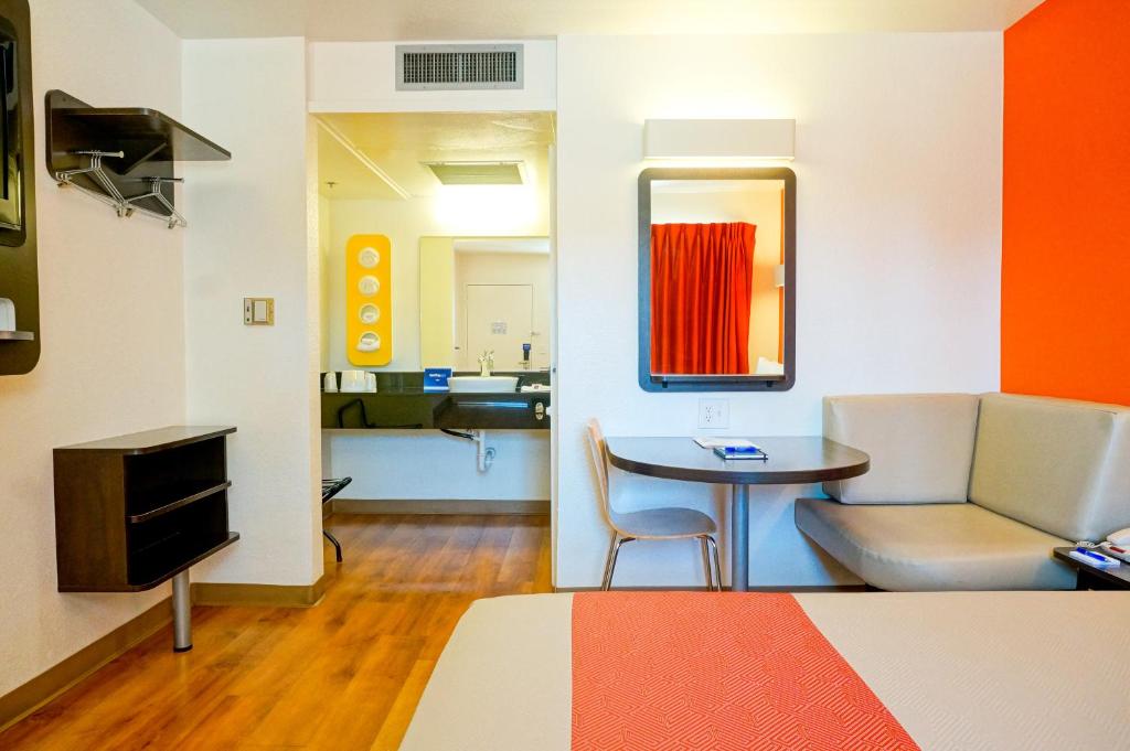 Motel 6-Carlsbad, CA Beachにあるシーティングエリア