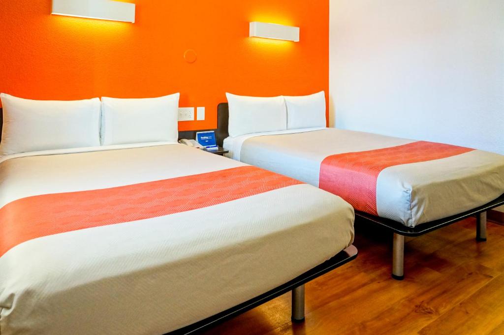 Motel 6-Carlsbad, CA Beachにあるベッド