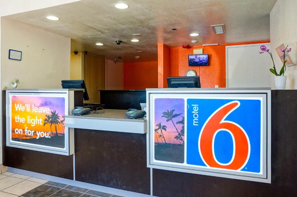 Motel 6-Carlsbad, CA Beachにあるテレビまたはエンターテインメントセンター