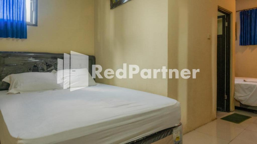 泗水的住宿－Vandhela Homestay Syariah Mitra RedDoorz，卧室配有白色的床