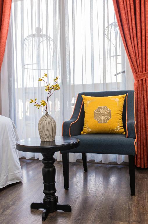 Hanoi Center Silk Boutique Hotel & Travel - King Suite Con Balcón