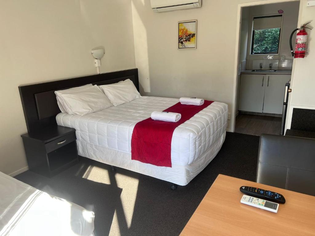 Postel nebo postele na pokoji v ubytování Monument Motor Lodge Papakura