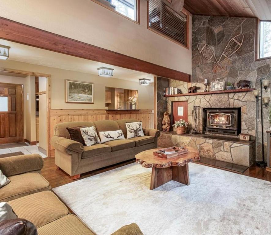 Vacation Home DogFriendly Forest Hideaway With Hot Tub & Swim Passes