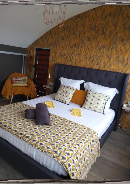 Postel nebo postele na pokoji v ubytování CHAMBRE CHEZ L HABITANT PISCINE VUE MER SDB et TERRASSE PRIVEE