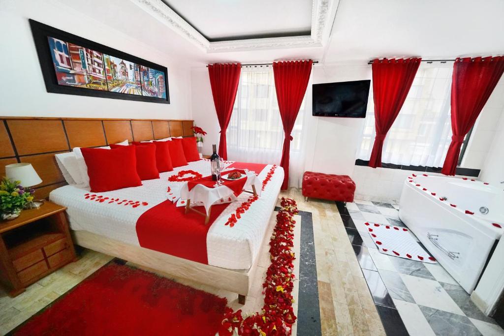 Postel nebo postele na pokoji v ubytování Hotel Embajada Real
