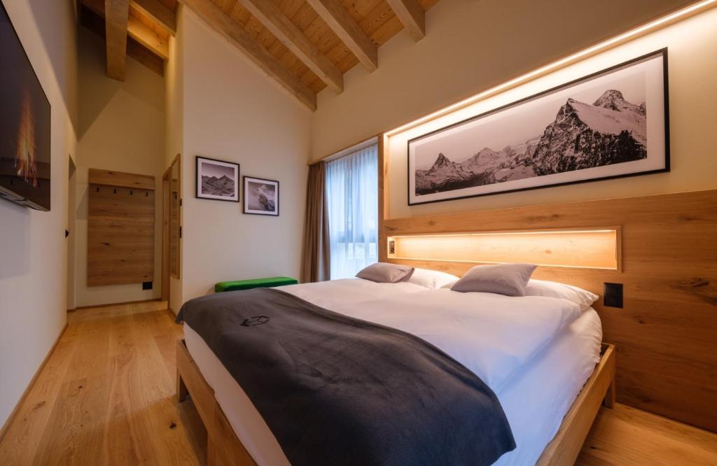 a bedroom with a large bed in a room at Hotel Tannenhof in Zermatt