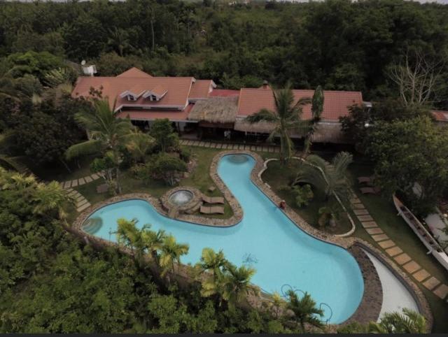 una vista aérea de un complejo con piscina en Villa Formosa Panglao, en Panglao