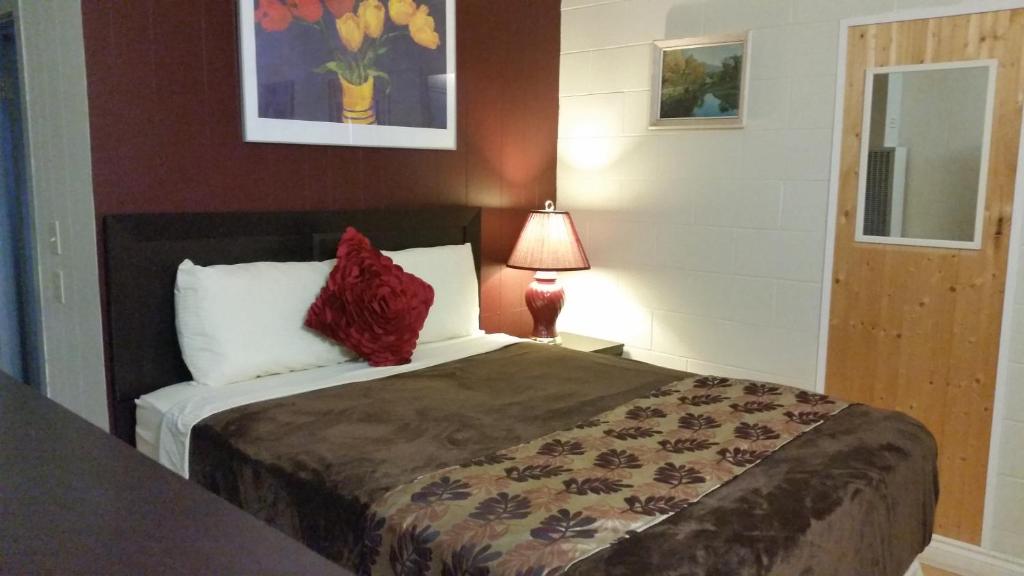 
A bed or beds in a room at West Castle Motel
