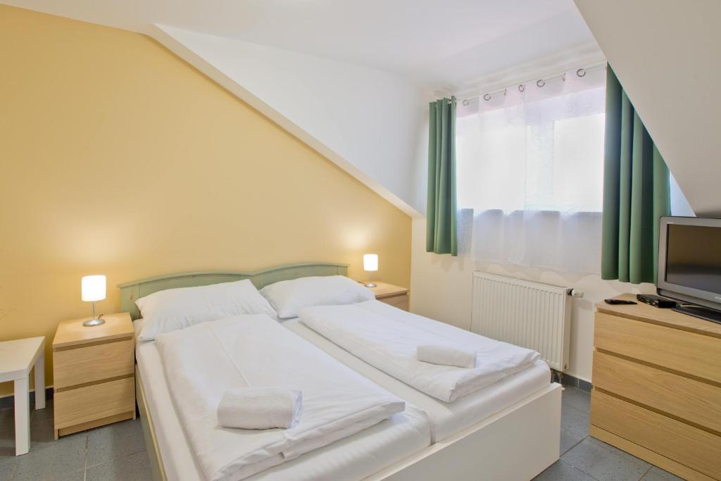 Postel nebo postele na pokoji v ubytování Šindlovská krčma