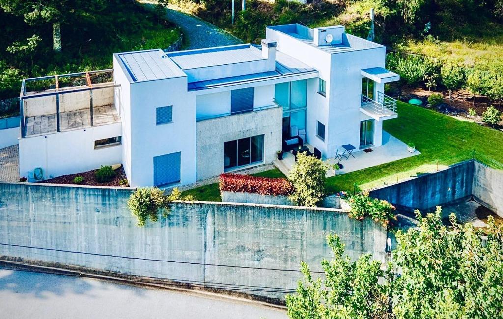 una vista aérea de una casa blanca en Casa da Escola, en Tabuaças