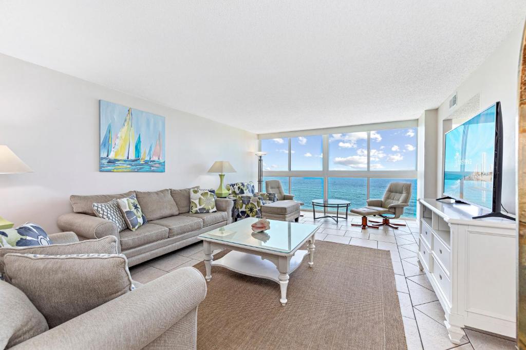 salon z widokiem na ocean w obiekcie Beach-front Condo w Panoramic Gulf Views and Outdoor Pool w mieście Gulf Shores