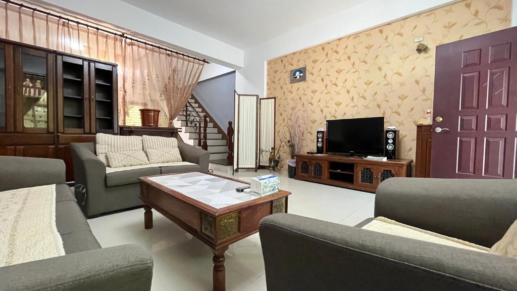 - un salon avec deux canapés et une télévision dans l'établissement Song Yuan Ju Homestay, à Hualien