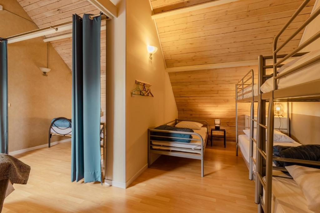 Tempat tidur susun dalam kamar di De Groene Hoeve