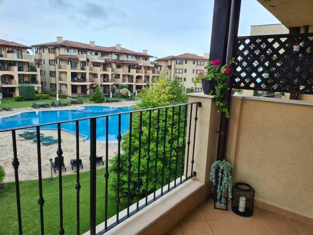 einen Balkon mit Blick auf den Pool und die Gebäude in der Unterkunft Nana apartment in Kaliakria resort in Topola