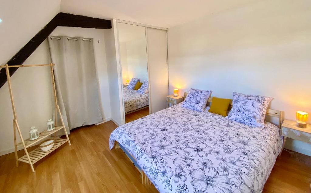 une chambre avec un lit avec une couette violette dans l'établissement Sur le port de plaisance - proche plage et centre, à Dieppe