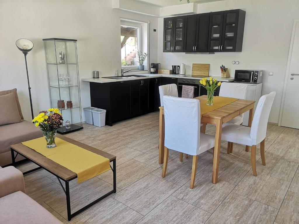 a kitchen and living room with a table and chairs at Ferienwohnung Sonnenberg an der Weinstraße in Leinsweiler