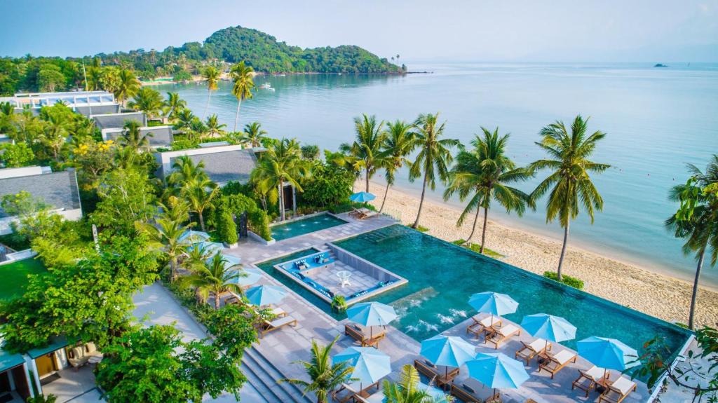 - une vue aérienne sur un complexe avec une piscine et une plage dans l'établissement Celes Samui, à Bophut 