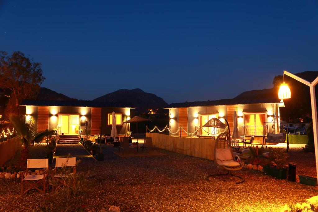 una casa iluminada por la noche con luces en Tiny House Cactus söğüt, en Marmaris