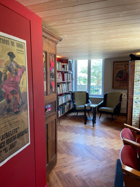 eine Bibliothek mit einem Filmplakat an der Wand in der Unterkunft Appartement de charme dans château du XIXème in Lentilly