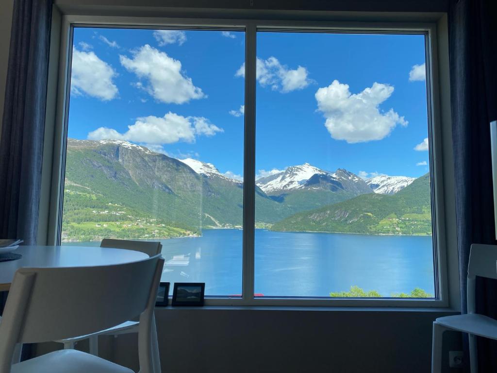 una ventana con vistas al lago en Olden Fjord Apartments, en Olden