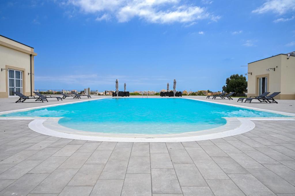 Bazén v ubytování Dimora Savarino Marzamemi Suites with pool nebo v jeho okolí