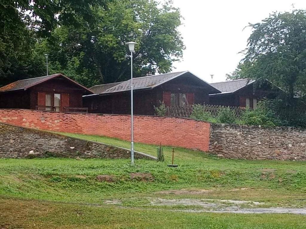 Budova, kde se kemp nachází