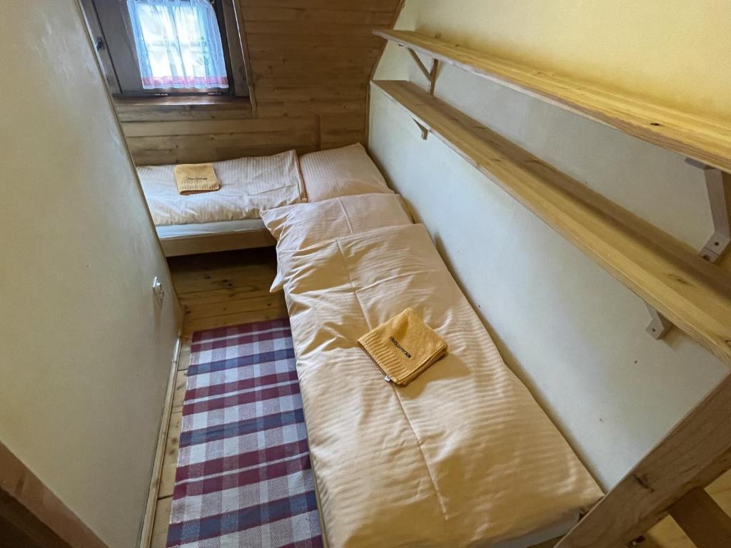 Posteľ alebo postele v izbe v ubytovaní Chata za potokom
