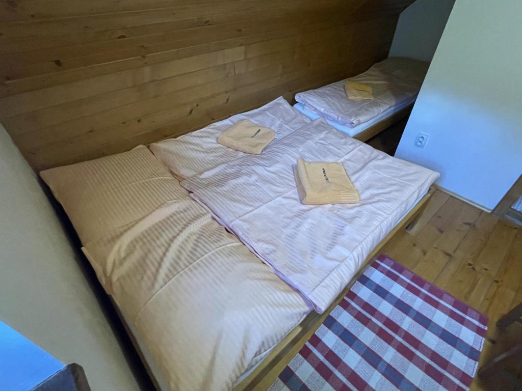 Posteľ alebo postele v izbe v ubytovaní Chata za potokom