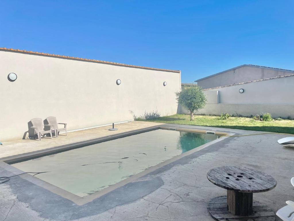 a swimming pool in the backyard of a house at Maison avec Piscine in Agde