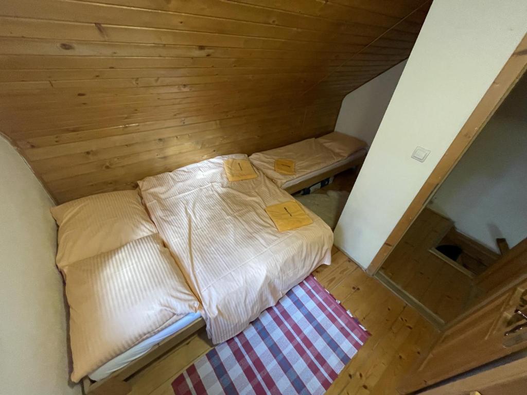 Posteľ alebo postele v izbe v ubytovaní Chata za potokom