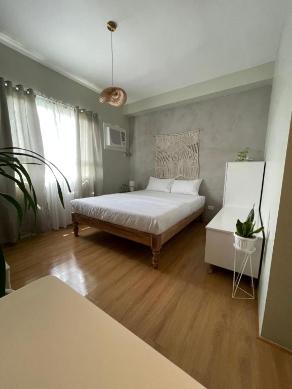 Postel nebo postele na pokoji v ubytování Coastal Vibe Studio