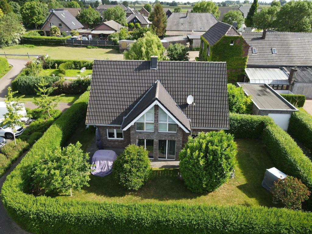 una vista aérea de una casa con jardín en Ferienhaus-Kalkar, en Kalkar