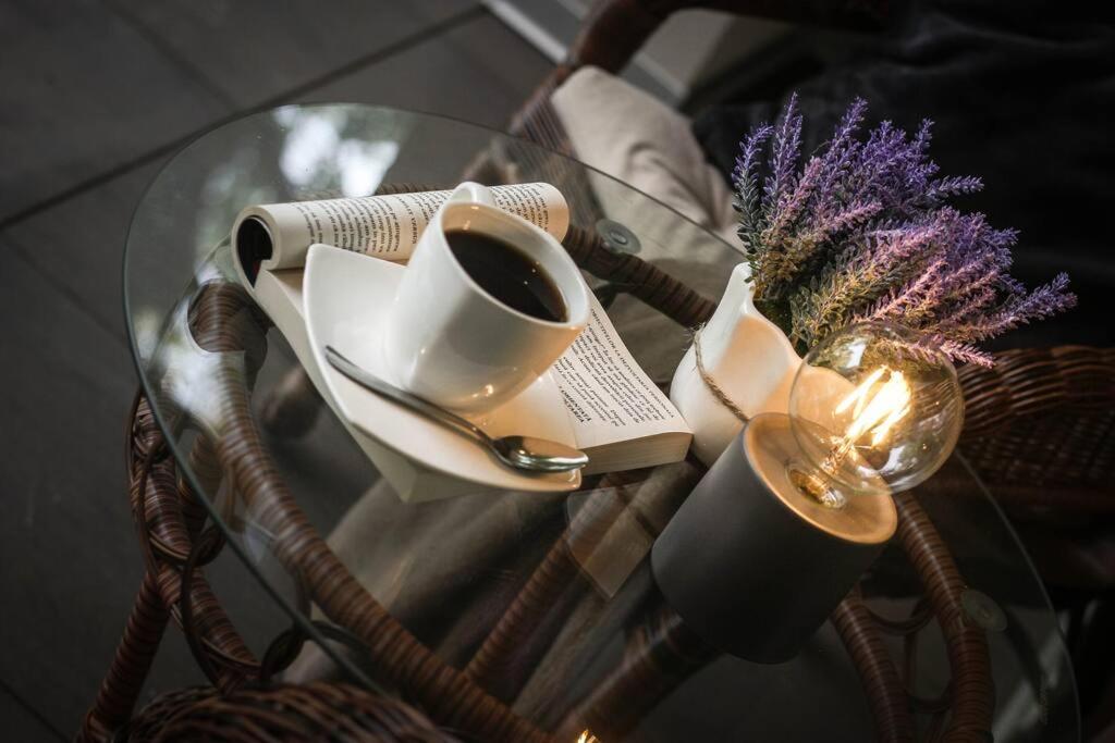 Příslušenství pro přípravu čaje a kávy v ubytování 8ight