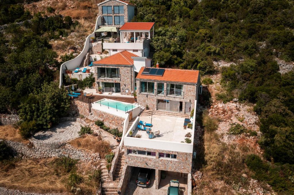 eine Luftansicht eines Hauses mit Pool in der Unterkunft Luxury Holidays & Events - Villa Diva - Montenegro in Klinci