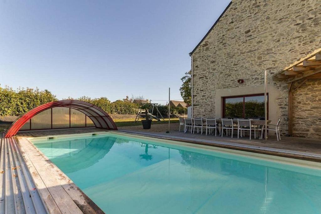 The swimming pool at or close to NOCNOC - Gîte du Vieux Pressoir, piscine chauffée et couverte