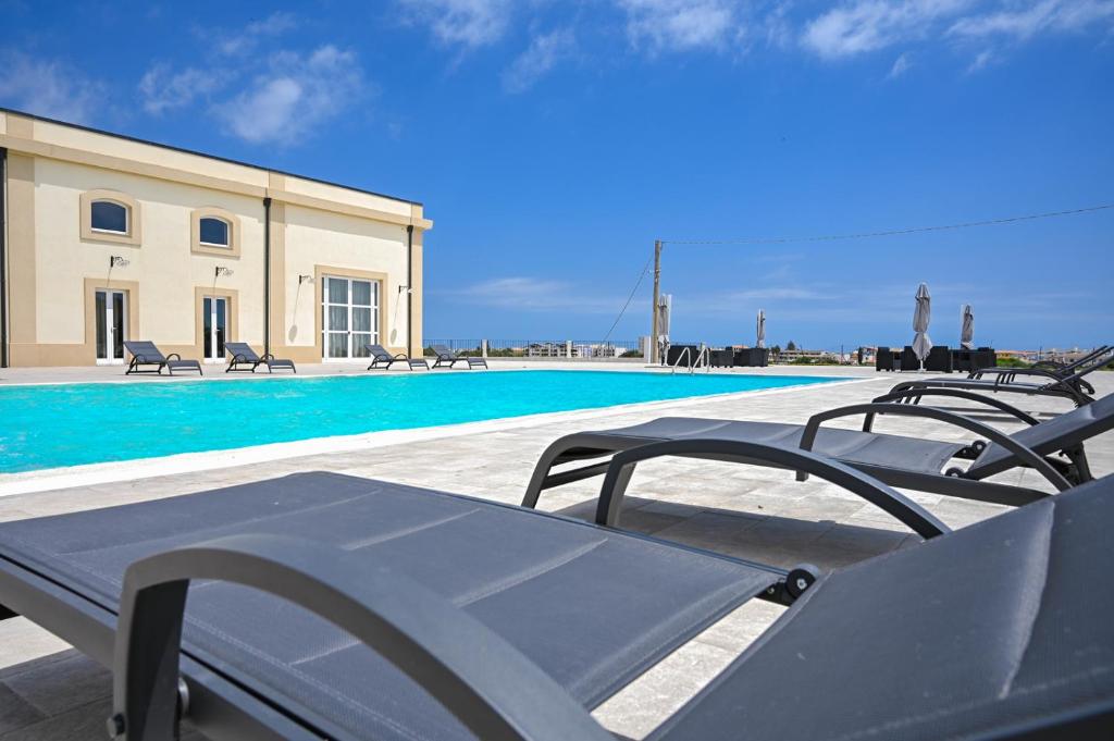 Bazén v ubytování Dimora Savarino Marzamemi Suites with pool nebo v jeho okolí