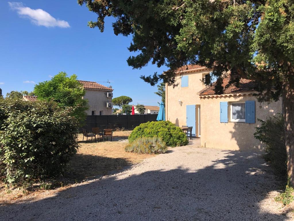 - une vue sur une maison depuis la cour dans l'établissement Castel Mireio Gîtes, à Cairanne