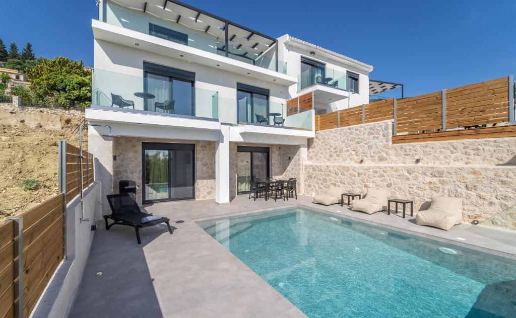 Bazén v ubytovaní Nemesis Luxury Villas alebo v jeho blízkosti