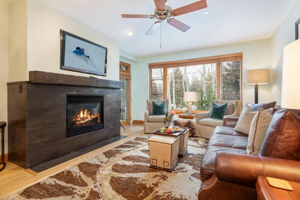 sala de estar con chimenea y sofá en 105 Pinecone Lodge, en Edwards