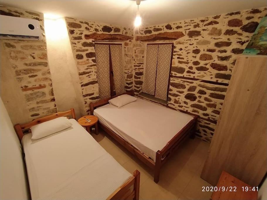 Postel nebo postele na pokoji v ubytování Marianthi's Stone House
