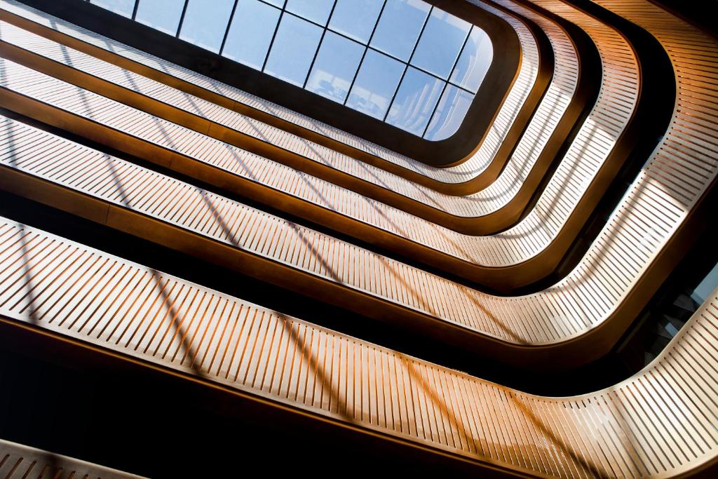 un plafond d'un bâtiment avec une fenêtre dans l'établissement Dorsett Shepherds Bush London, à Londres