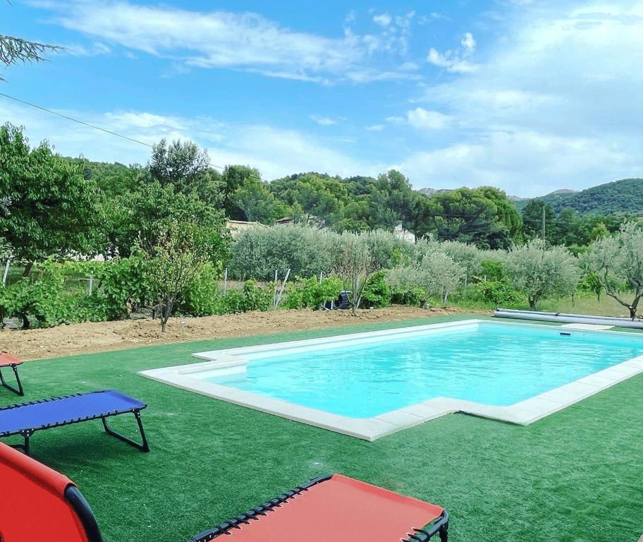 Bazén v ubytovaní Villa La Muse avec piscine privée et chauffée alebo v jeho blízkosti