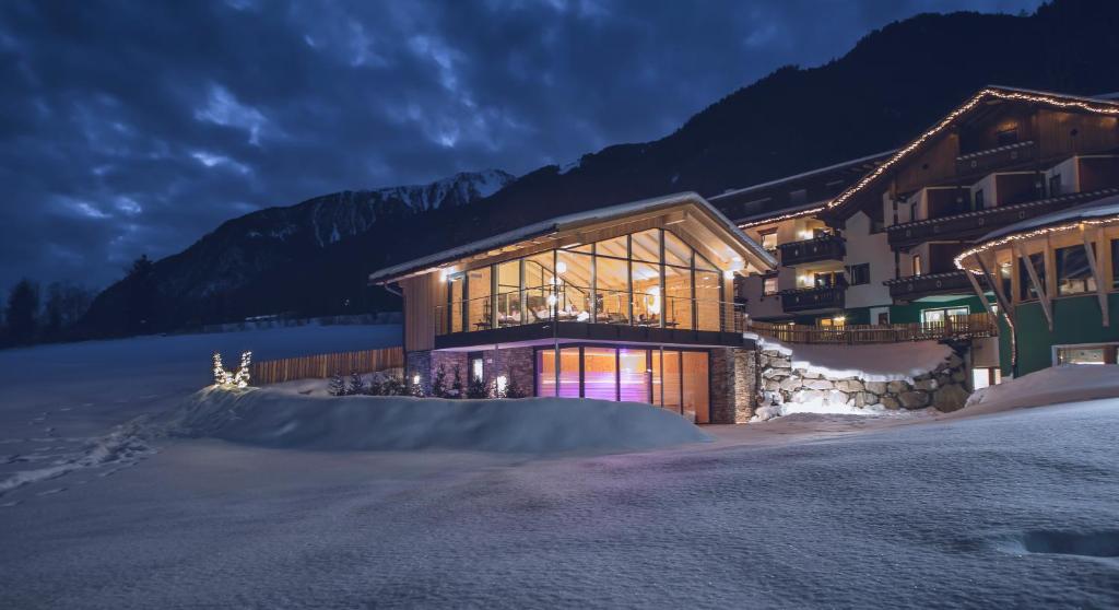 Nespecifikovaný výhled na hory nebo výhled na hory při pohledu z hotelu