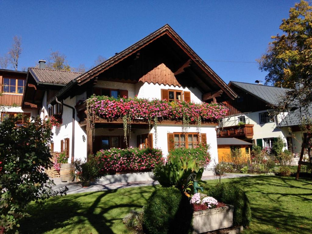 ein Haus mit Blumen an der Seite in der Unterkunft Ferienwohnung Stadlmann in St. Wolfgang