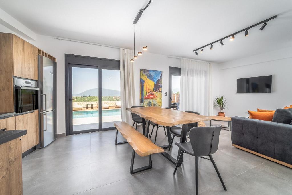 Televízia a/alebo spoločenská miestnosť v ubytovaní Nemesis Luxury Villas