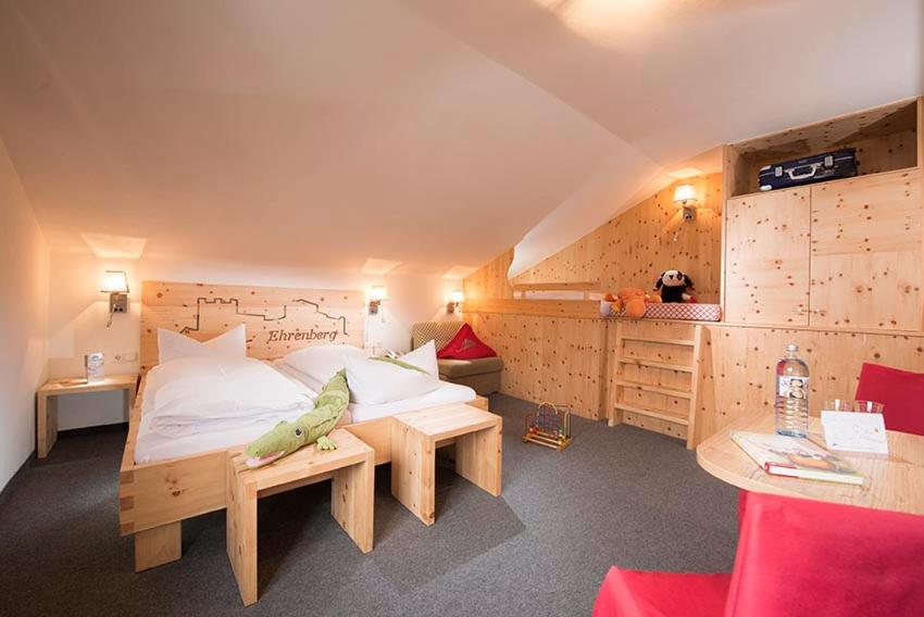 Postel nebo postele na pokoji v ubytování Hotel Maximilian